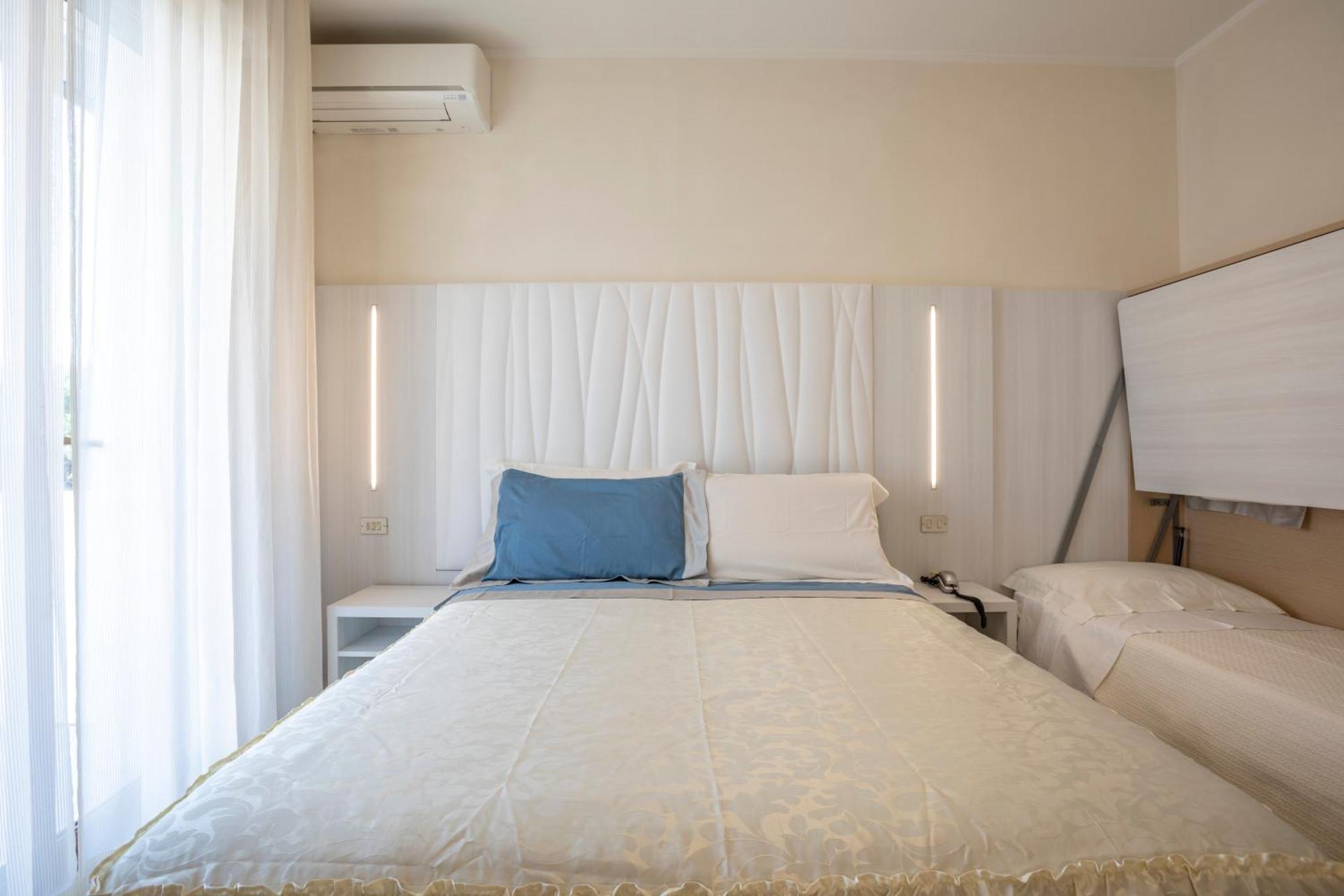 Hotel Deborah Milano Marittima Exterior foto