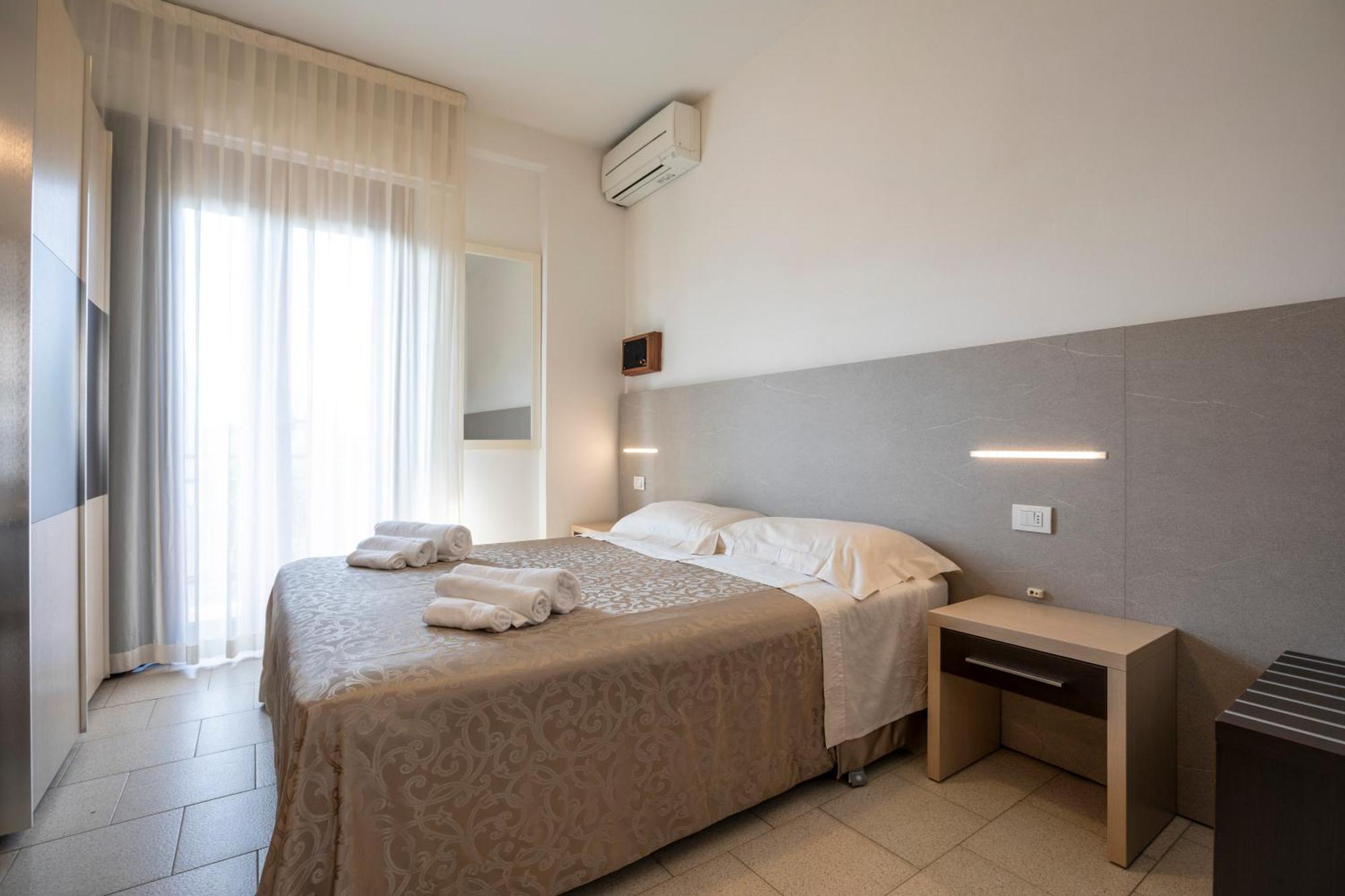Hotel Deborah Milano Marittima Exterior foto