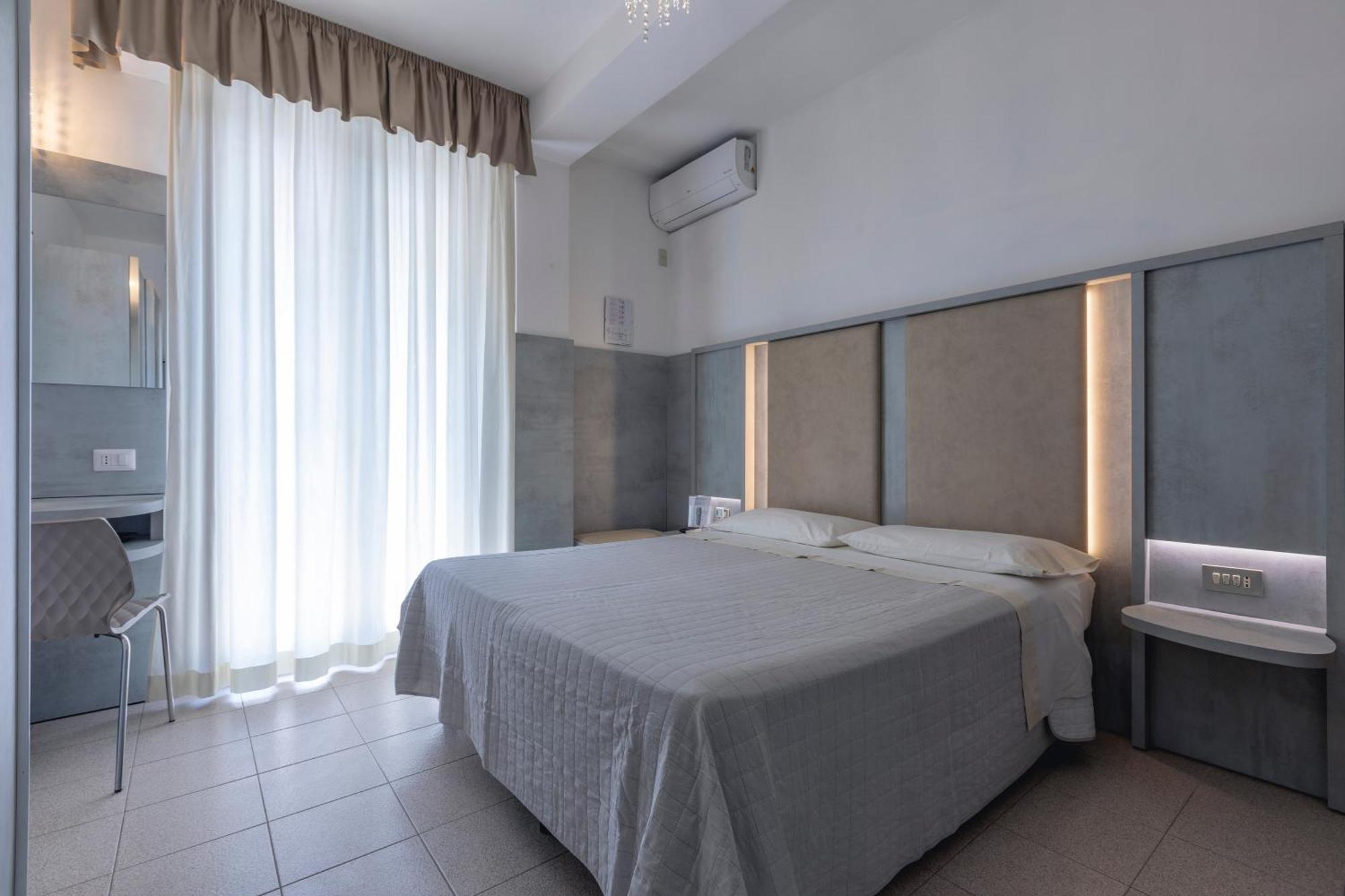 Hotel Deborah Milano Marittima Exterior foto
