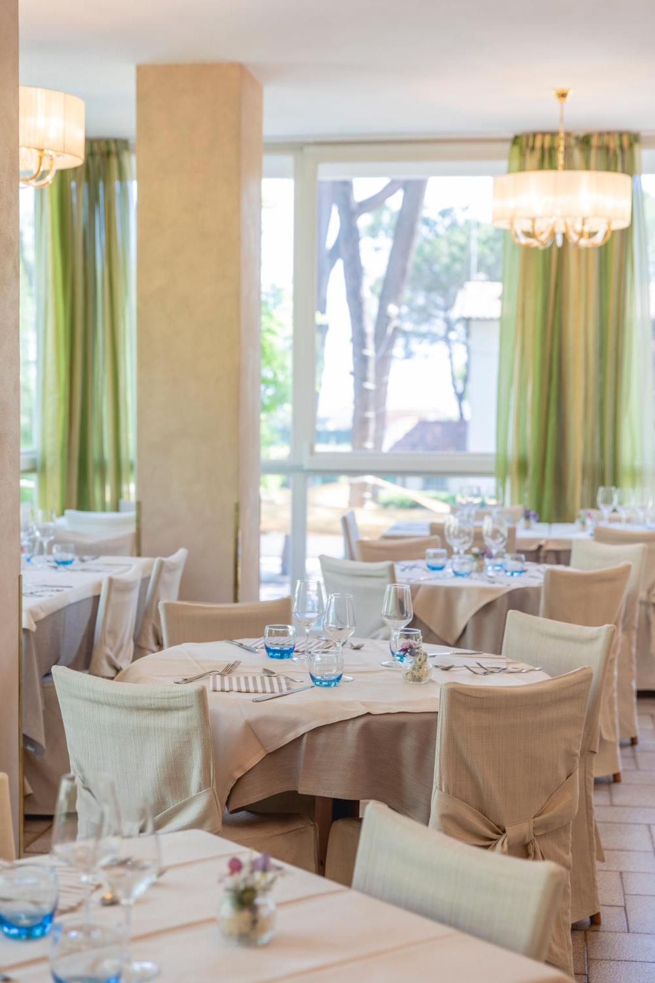 Hotel Deborah Milano Marittima Exterior foto