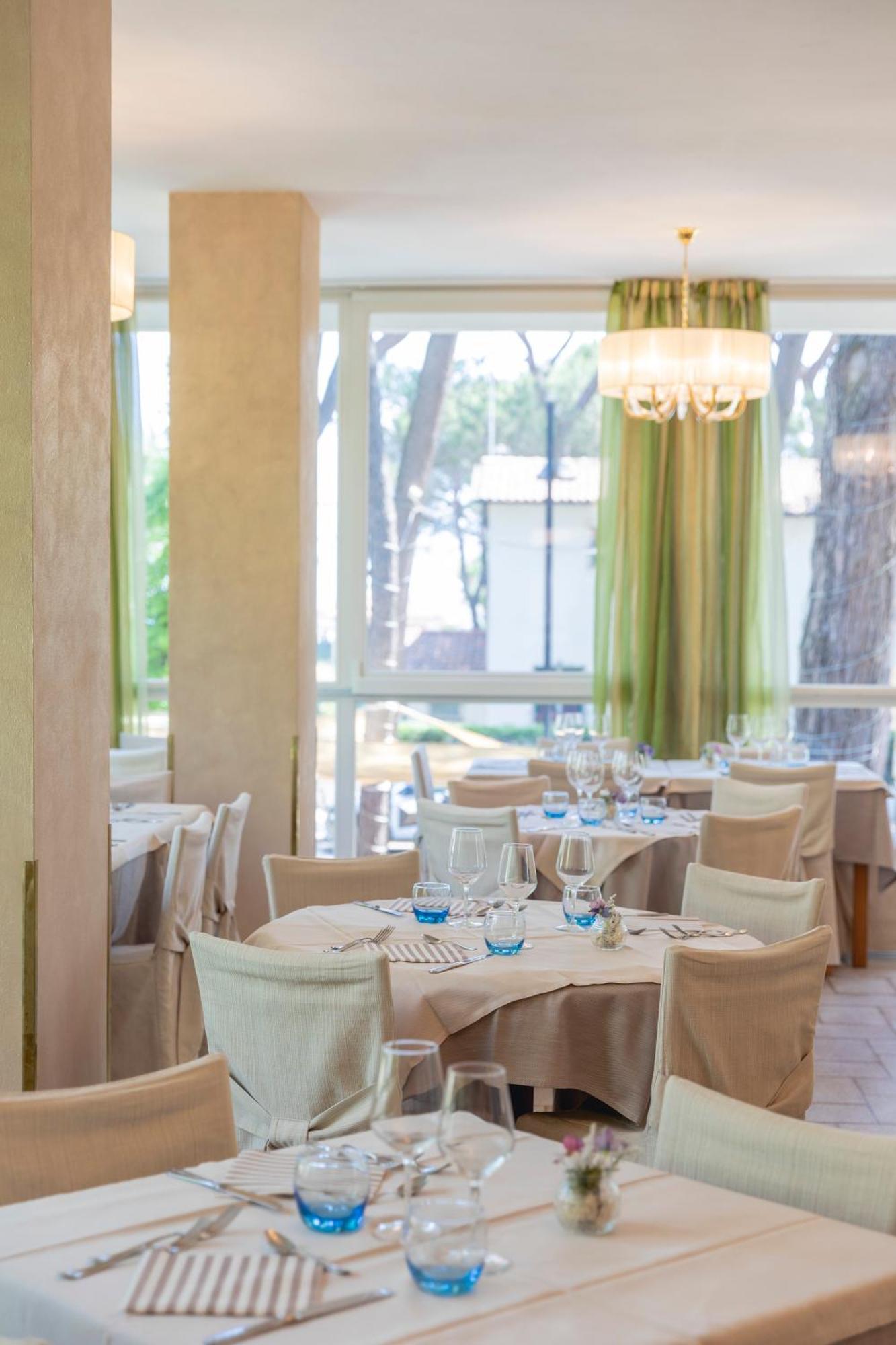 Hotel Deborah Milano Marittima Exterior foto