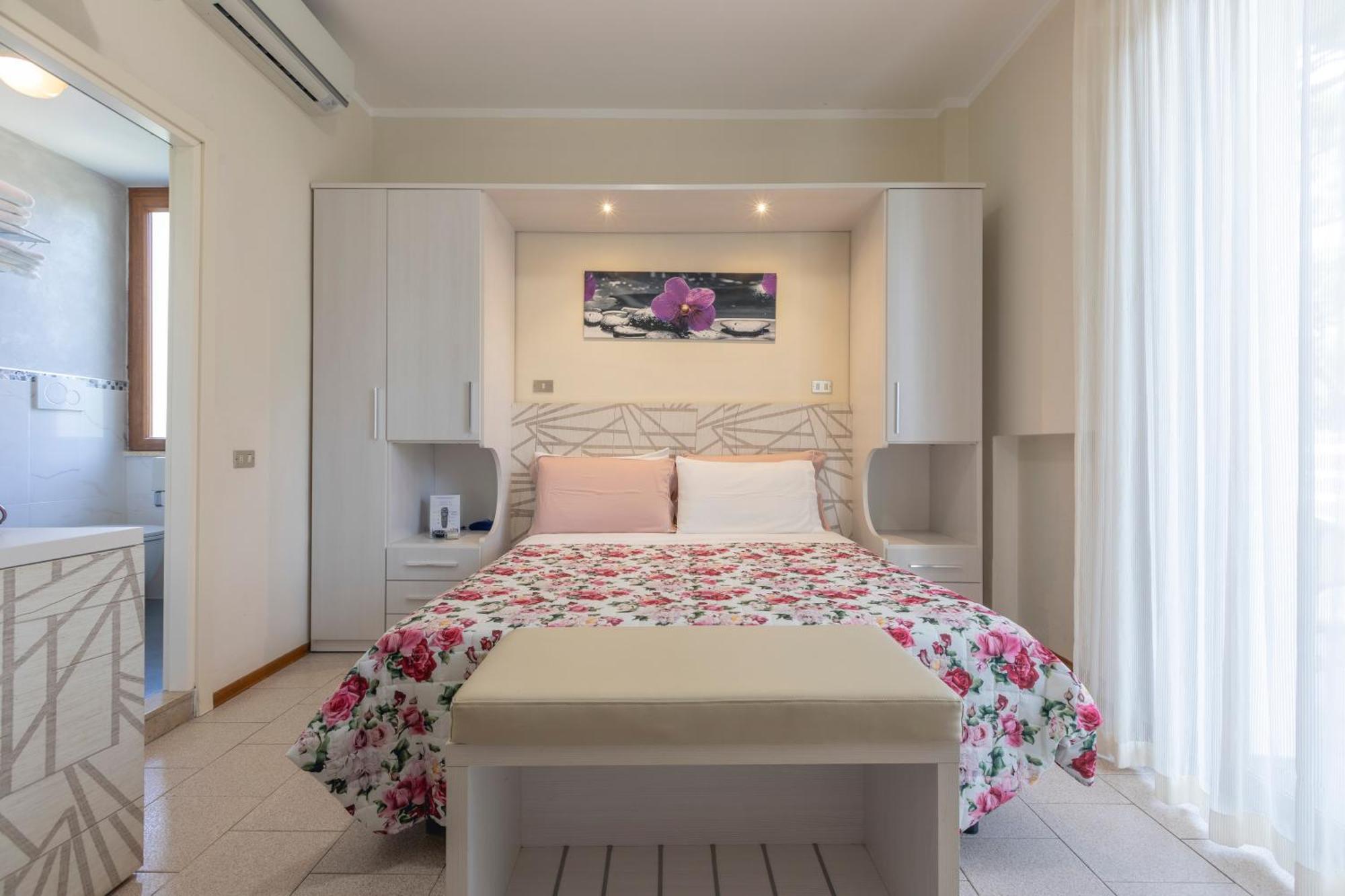 Hotel Deborah Milano Marittima Exterior foto