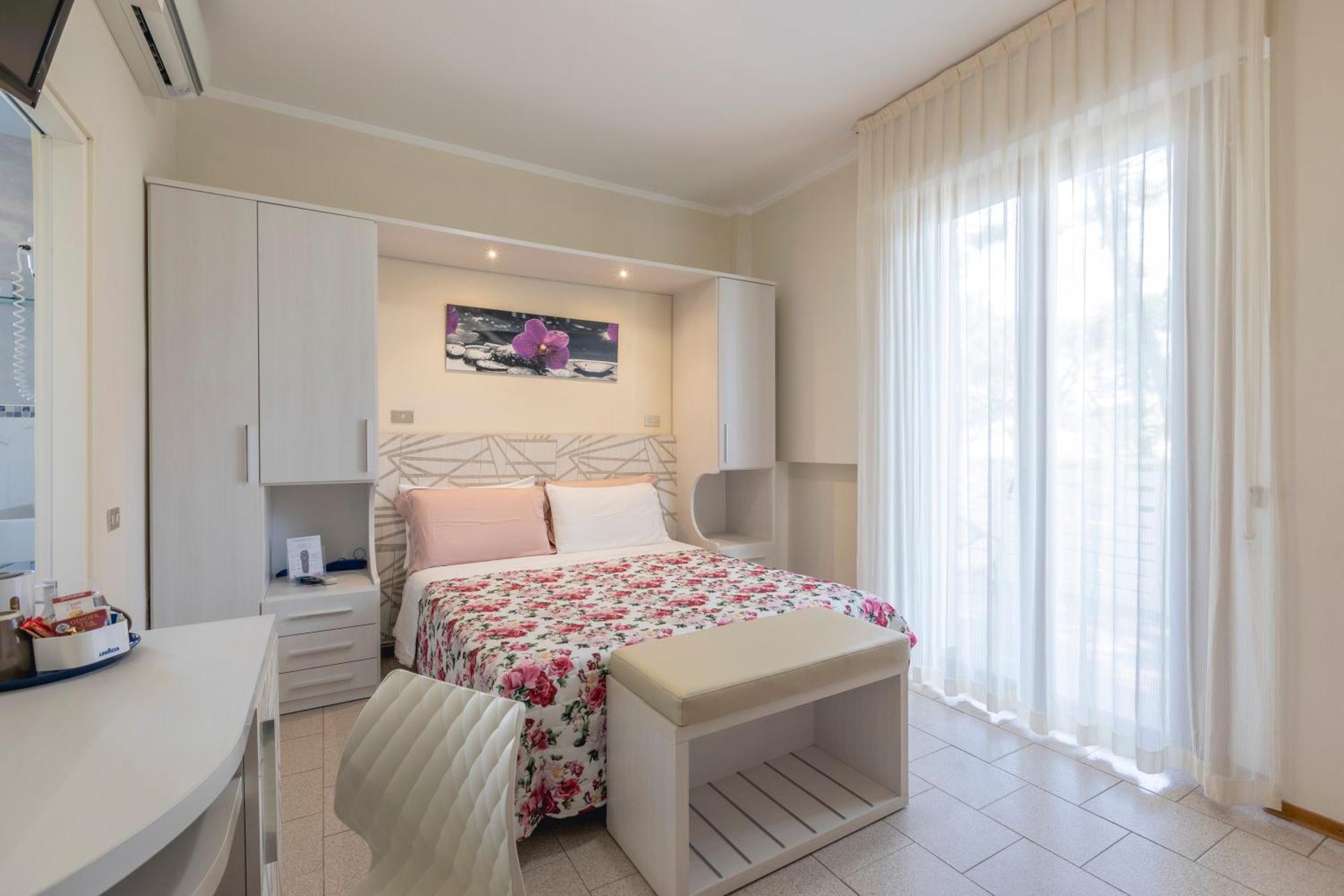 Hotel Deborah Milano Marittima Exterior foto