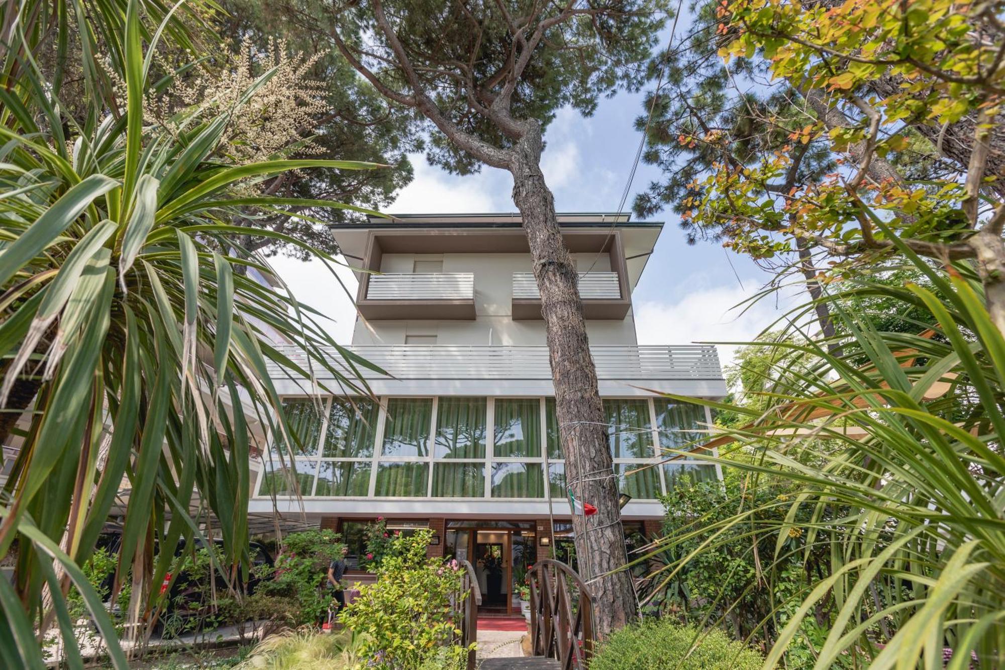 Hotel Deborah Milano Marittima Exterior foto